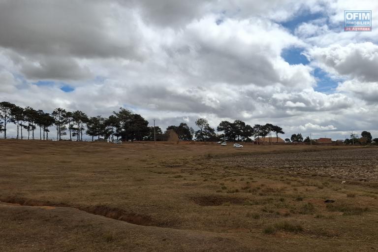 OFIM Immobilier offre en vente un Terrain d'exception de 6275m2 sur Ampitatafika, dans un quartier calme et résidentiel.