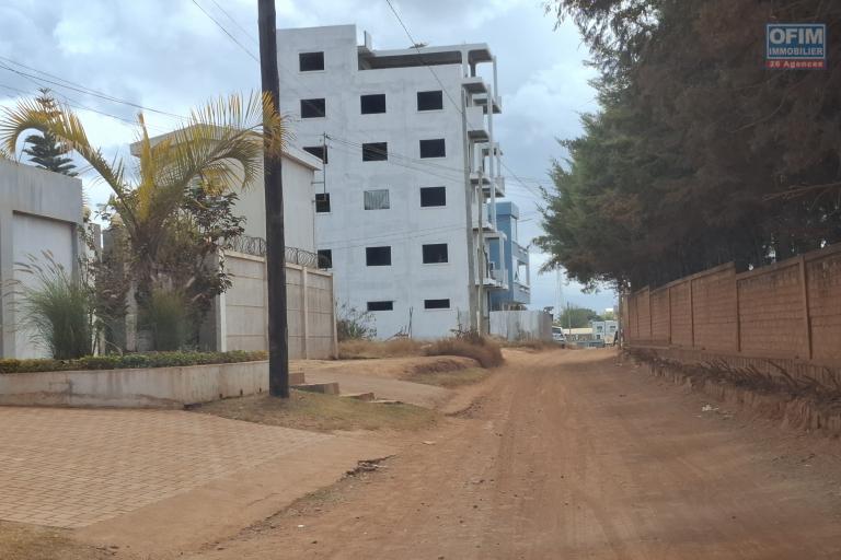 OFIM Immobilier offre en vente un Terrain d'exception de 6275m2 sur Ampitatafika, dans un quartier calme et résidentiel.