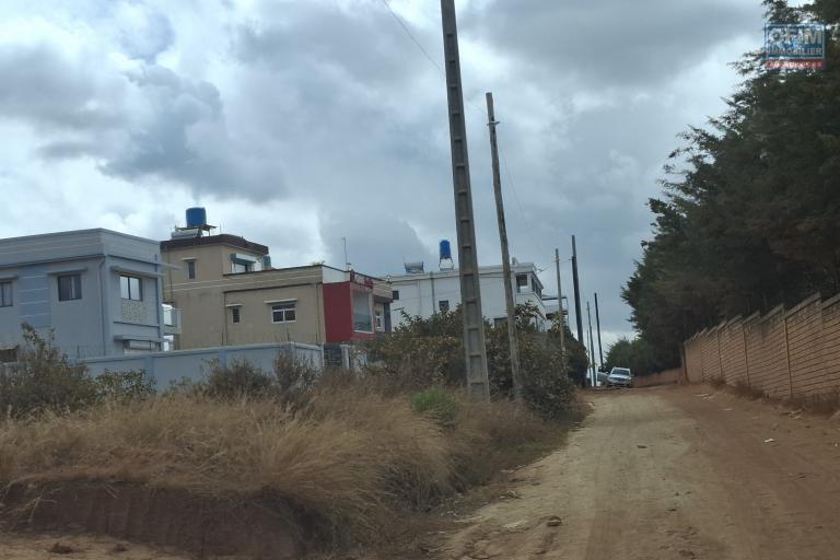 OFIM Immobilier offre en vente un Terrain d'exception de 6275m2 sur Ampitatafika, dans un quartier calme et résidentiel.