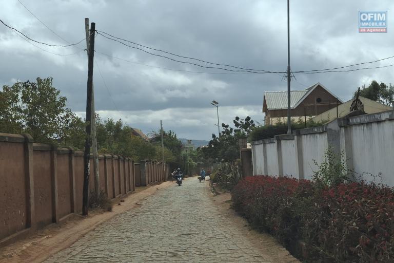 OFIM Immobilier offre en vente un Terrain d'exception de 6275m2 sur Ampitatafika, dans un quartier calme et résidentiel.