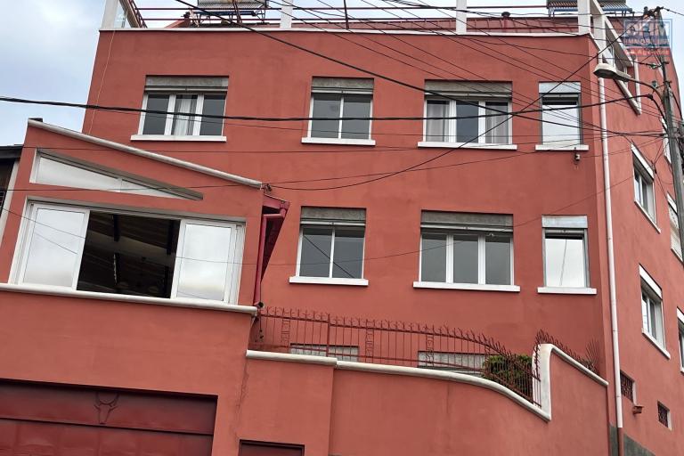 Une grande maison F8 sur 5 niveaux avec une très belle vue sur la haute ville à Andohalo