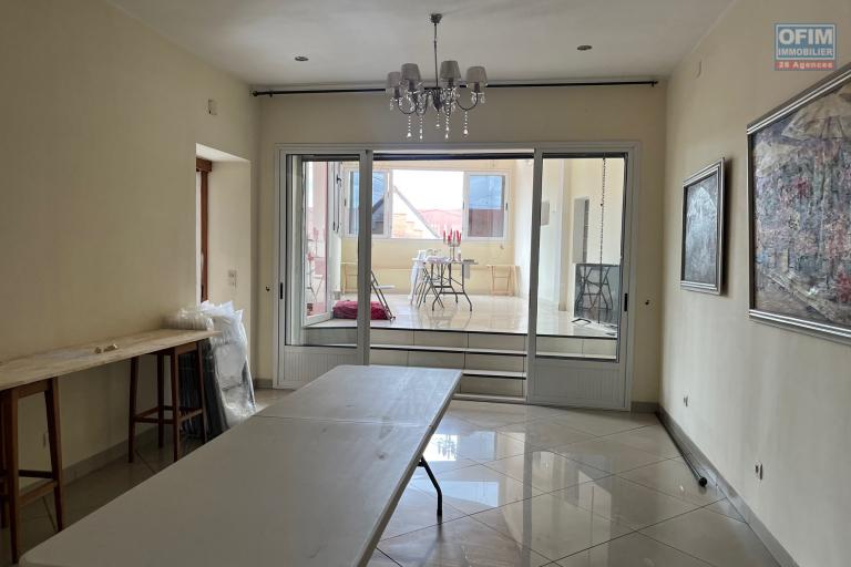 Une grande maison F8 sur 5 niveaux avec une très belle vue sur la haute ville à Andohalo
