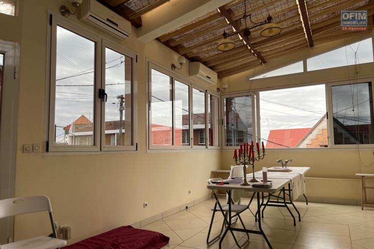 Une grande maison F8 sur 5 niveaux avec une très belle vue sur la haute ville à Andohalo