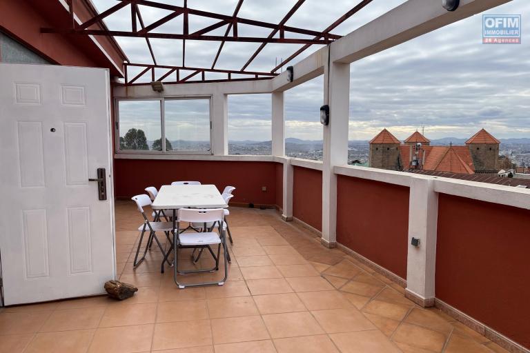 Une grande maison F8 sur 5 niveaux avec une très belle vue sur la haute ville à Andohalo