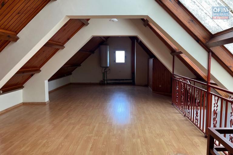Une grande maison F8 sur 5 niveaux avec une très belle vue sur la haute ville à Andohalo