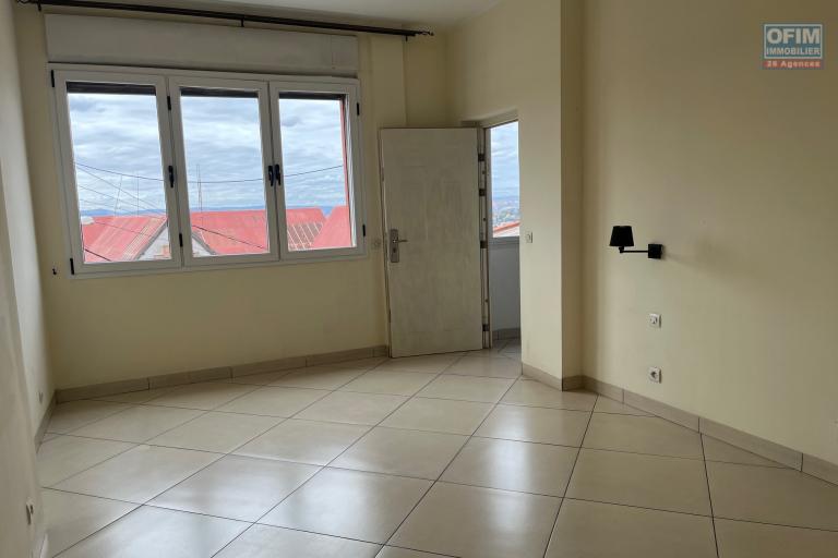 Une grande maison F8 sur 5 niveaux avec une très belle vue sur la haute ville à Andohalo