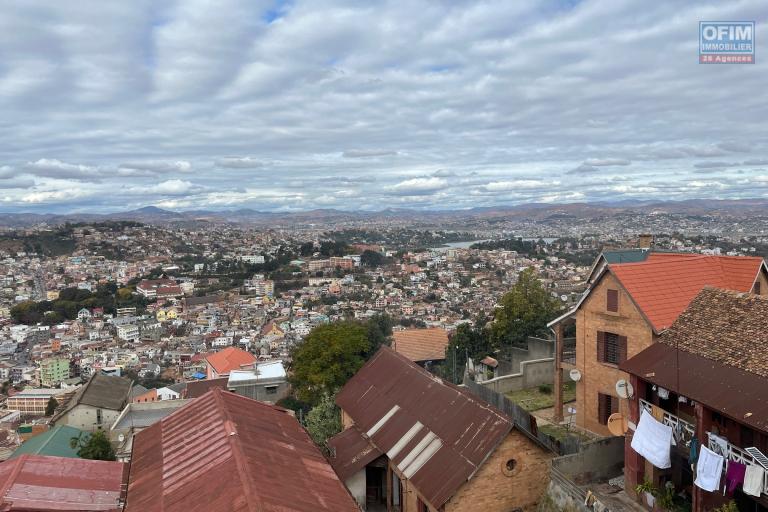 Une grande maison F8 sur 5 niveaux avec une très belle vue sur la haute ville à Andohalo