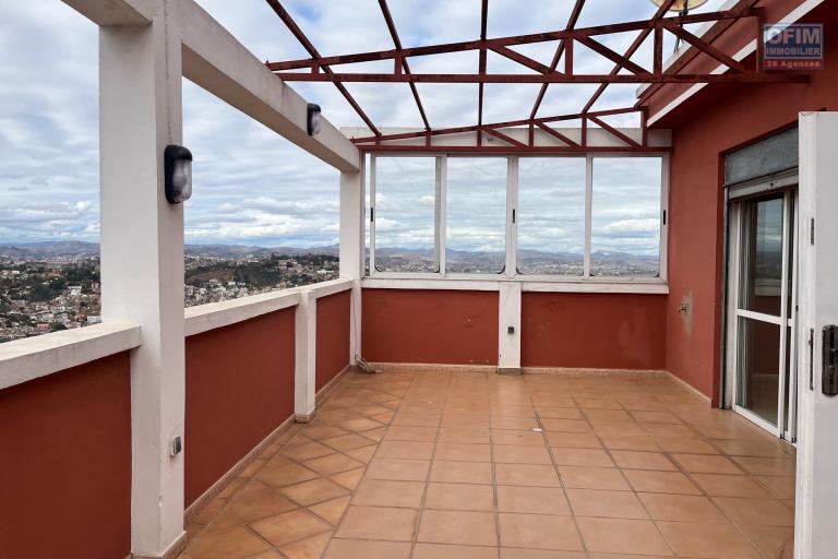 Une grande maison F8 sur 5 niveaux avec une très belle vue sur la haute ville à Andohalo