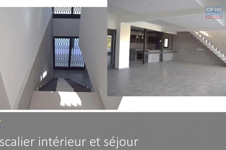 Villa moderne F5 avec piscine sur un terrain de 2000m2 en location sur Anosiala Alakamisy, disponible de suite