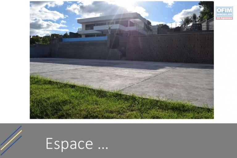 Villa moderne F5 avec piscine sur un terrain de 2000m2 en location sur Anosiala Alakamisy, disponible de suite