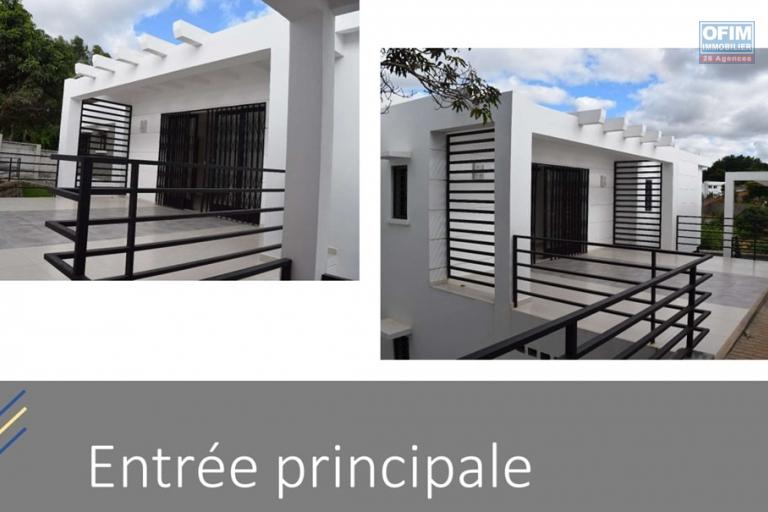 Villa moderne F5 avec piscine sur un terrain de 2000m2 en location sur Anosiala Alakamisy, disponible de suite