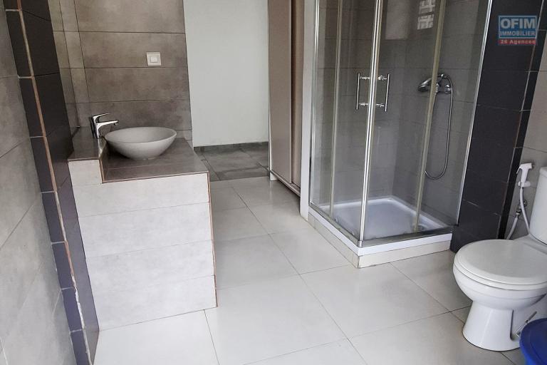 Villa moderne F5 avec piscine sur un terrain de 2000m2 en location sur Anosiala Alakamisy, disponible de suite - douche chambre RDC