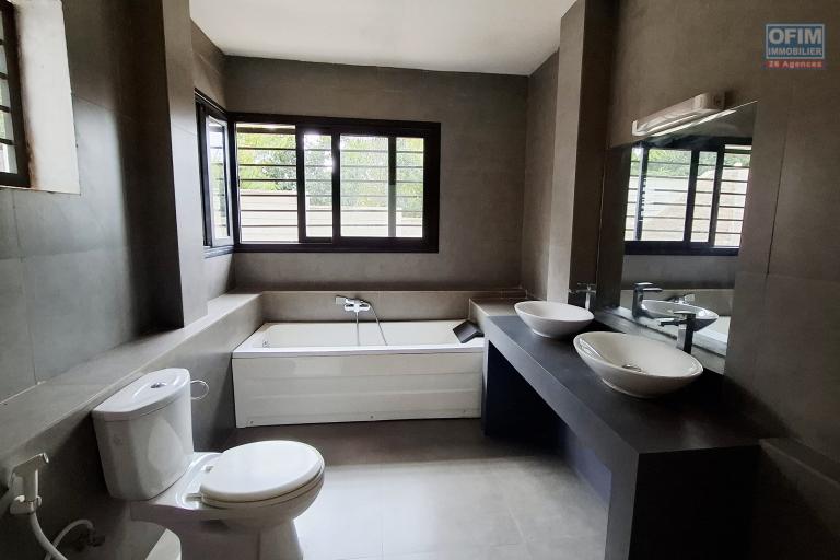 Villa moderne F5 avec piscine sur un terrain de 2000m2 en location sur Anosiala Alakamisy, disponible de suite - SDB parentale