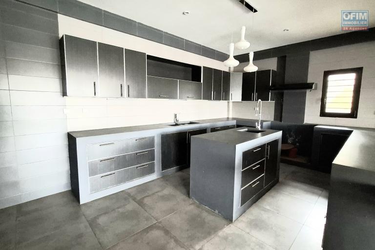 Villa moderne F5 avec piscine sur un terrain de 2000m2 en location sur Anosiala Alakamisy, disponible de suite - Cuisine