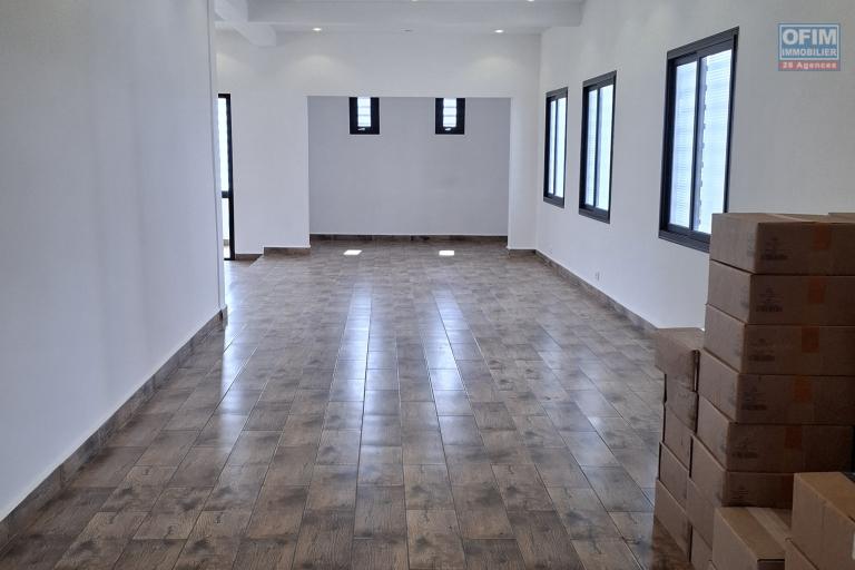 Un local commercial en bord de route sur By pass