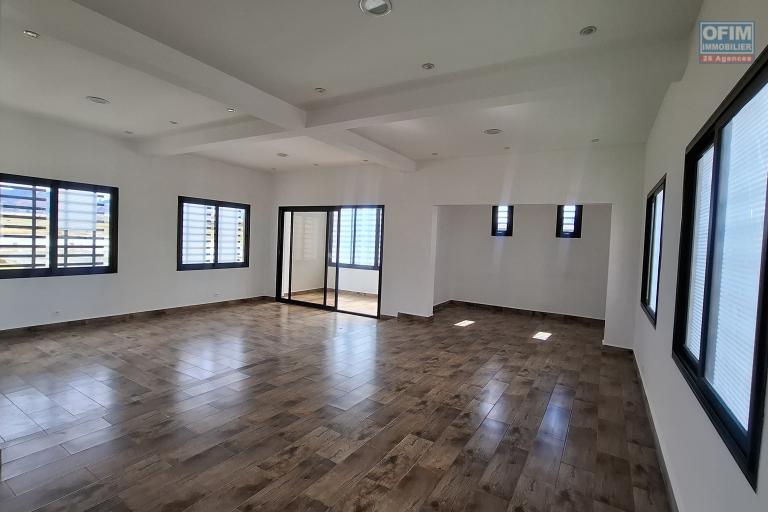 Un local commercial en bord de route sur By pass