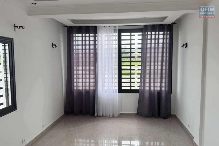 Maison entière de trois niveaux en bord de route contenant un local commercial au RDC et un appartement T4 à l'étage sur By-pass.
