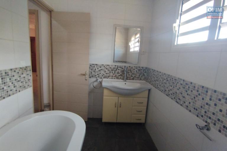 A louer, appartement T3, proche des commodités sur Analamahitsy-Antananarivo