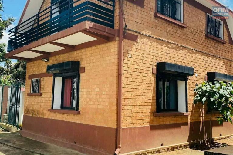 Villa F4 semi-meublée en location sur Mahazoarivo Ambohitsoa.