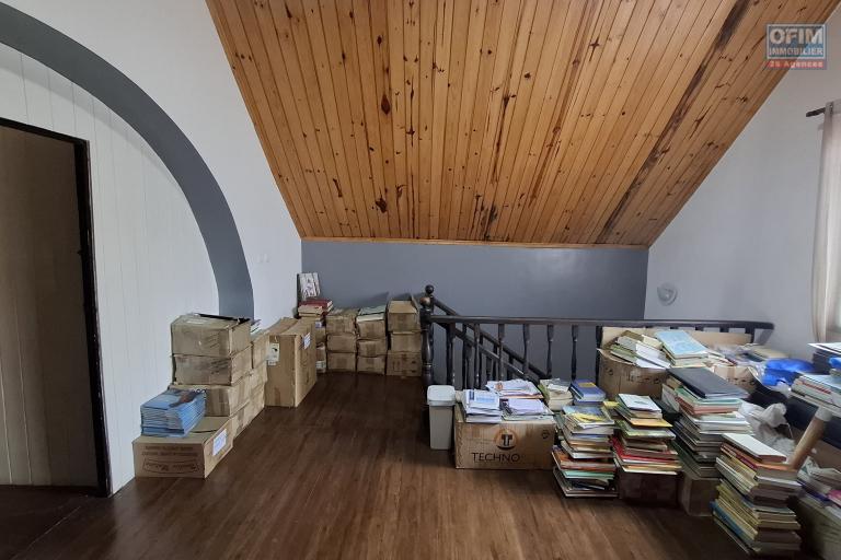 Villa F4 semi-meublée en location sur Mahazoarivo Ambohitsoa.