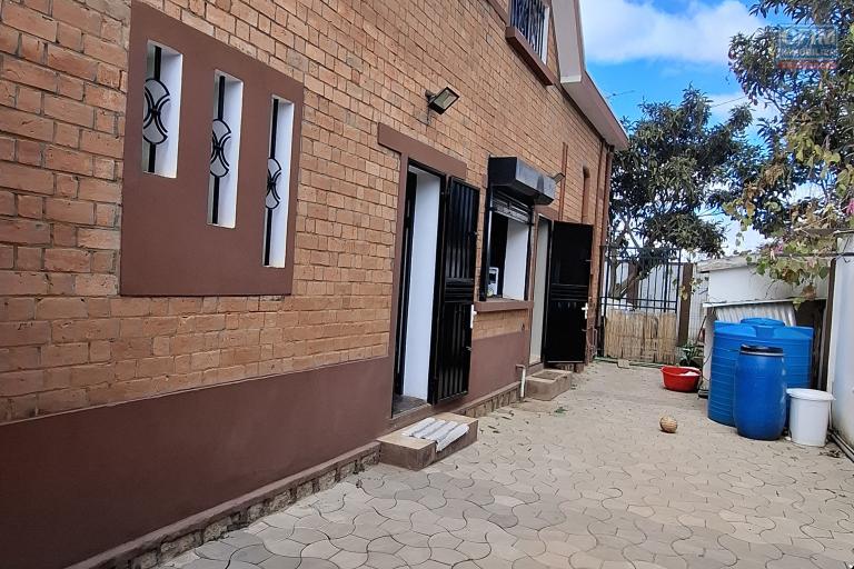 Villa F4 semi-meublée en location sur Mahazoarivo Ambohitsoa.
