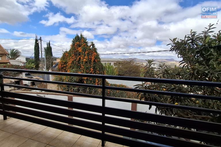Villa F4 semi-meublée en location sur Mahazoarivo Ambohitsoa.