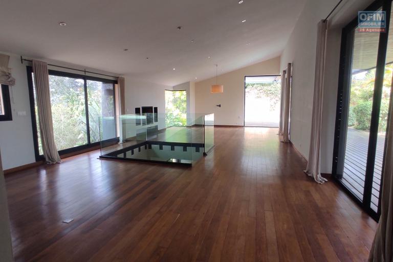 A LOUER Villa de standing de type F4 à moins de 7mn de leader price Ambatobe