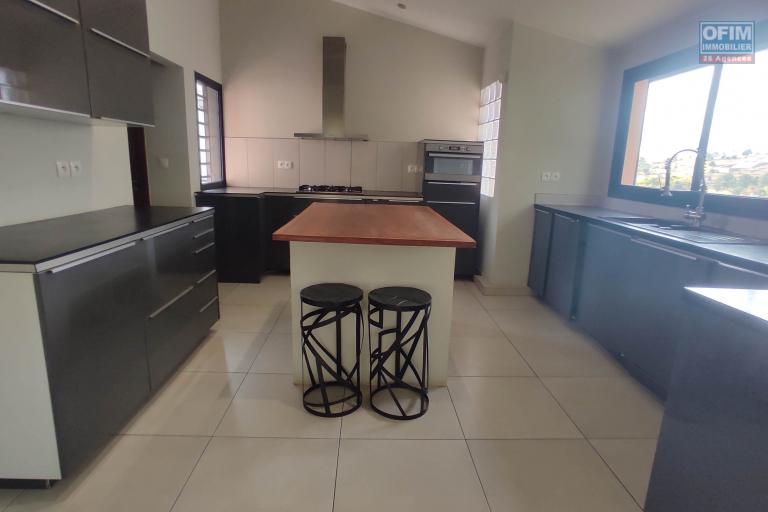 A LOUER Villa de standing de type F4 à moins de 7mn de leader price Ambatobe