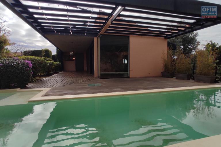 A LOUER Villa de standing de type F4 à moins de 7mn de leader price Ambatobe