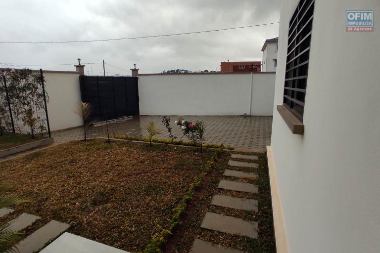 A VENDRE une villa  neuve  de 200m2 habitable avec piscine sur 420m2 a Manadriana Ambatobe