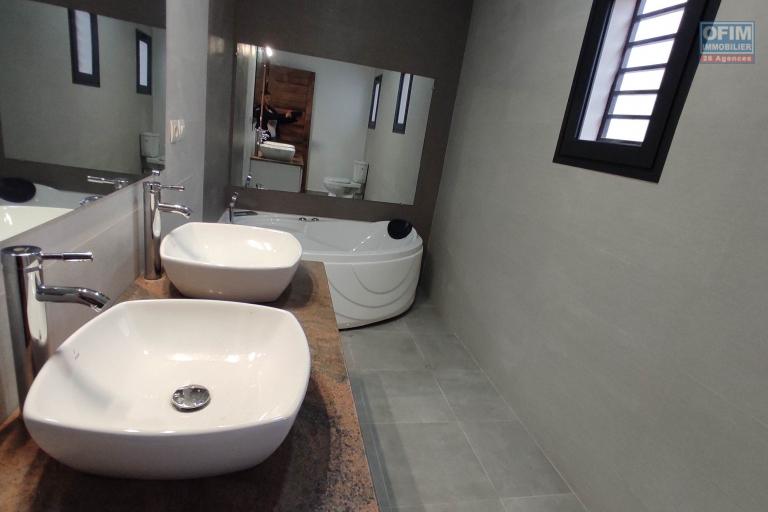 A VENDRE une villa  neuve  de 200m2 habitable avec piscine sur 420m2 a Manadriana Ambatobe