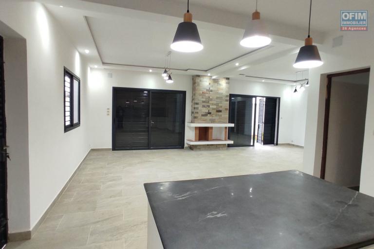 A VENDRE une villa  neuve  de 200m2 habitable avec piscine sur 420m2 a Manadriana Ambatobe