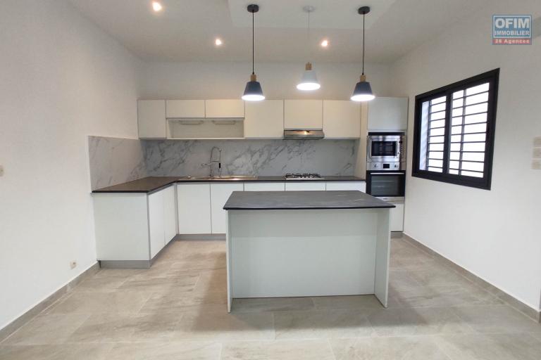 A VENDRE une villa  neuve  de 200m2 habitable avec piscine sur 420m2 a Manadriana Ambatobe