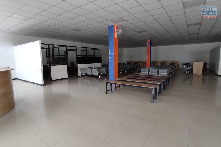 À LOUER – SPACIEUX LOCAL COMMERCIAL OU PROFESSIONNEL DE 1500m2 À ANOSIZATO