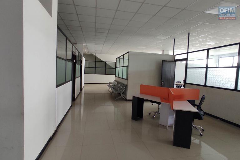 À LOUER – SPACIEUX LOCAL COMMERCIAL OU PROFESSIONNEL DE 1500m2 À ANOSIZATO