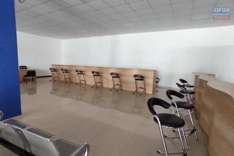 À LOUER – SPACIEUX LOCAL COMMERCIAL OU PROFESSIONNEL DE 1500m2 À ANOSIZATO