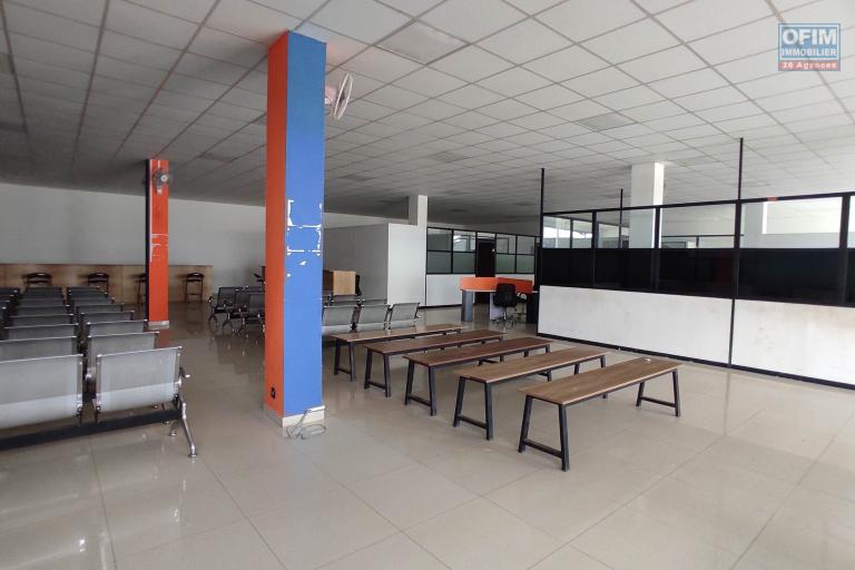 À LOUER – SPACIEUX LOCAL COMMERCIAL OU PROFESSIONNEL DE 1500m2 À ANOSIZATO