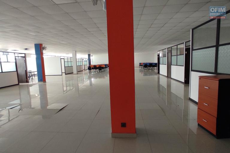 À LOUER – SPACIEUX LOCAL COMMERCIAL OU PROFESSIONNEL DE 1500m2 À ANOSIZATO