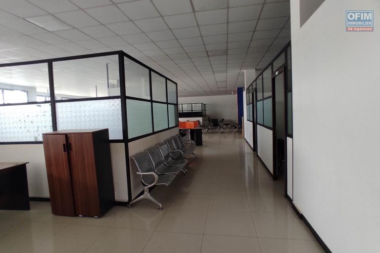 À LOUER – SPACIEUX LOCAL COMMERCIAL OU PROFESSIONNEL DE 1500m2 À ANOSIZATO