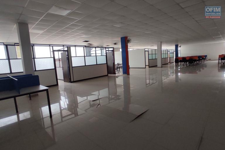 À LOUER – SPACIEUX LOCAL COMMERCIAL OU PROFESSIONNEL DE 1500m2 À ANOSIZATO