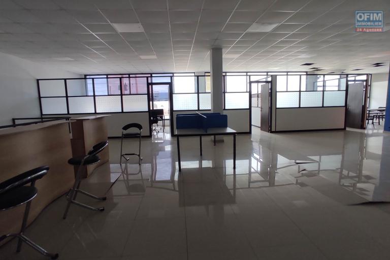 À LOUER – SPACIEUX LOCAL COMMERCIAL OU PROFESSIONNEL DE 1500m2 À ANOSIZATO