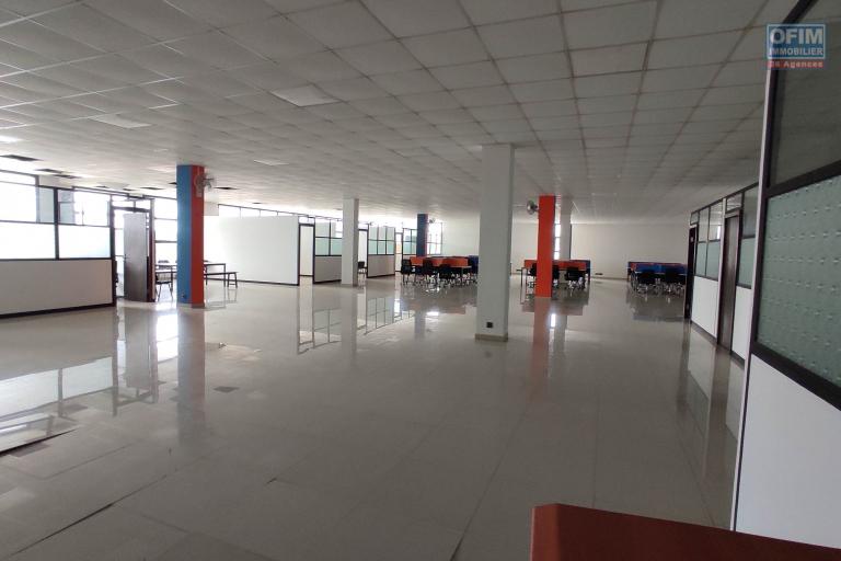À LOUER – SPACIEUX LOCAL COMMERCIAL OU PROFESSIONNEL DE 1500m2 À ANOSIZATO