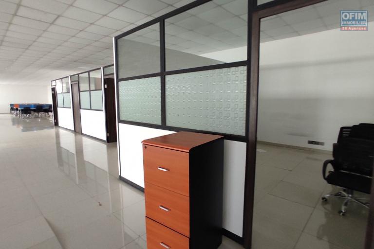 À LOUER – SPACIEUX LOCAL COMMERCIAL OU PROFESSIONNEL DE 1500m2 À ANOSIZATO