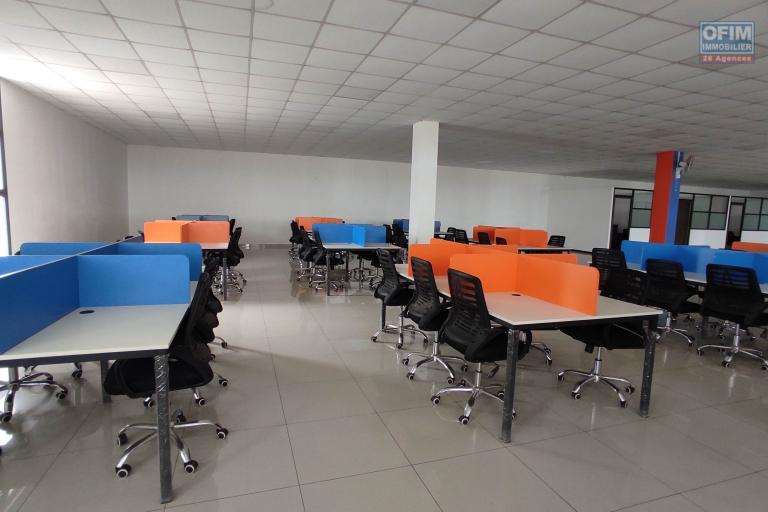 À LOUER – SPACIEUX LOCAL COMMERCIAL OU PROFESSIONNEL DE 1500m2 À ANOSIZATO