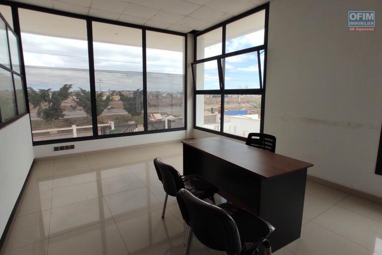 À LOUER – SPACIEUX LOCAL COMMERCIAL OU PROFESSIONNEL DE 1500m2 À ANOSIZATO