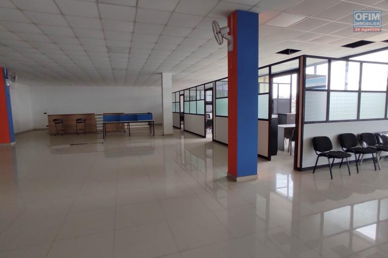 À LOUER – SPACIEUX LOCAL COMMERCIAL OU PROFESSIONNEL DE 1500m2 À ANOSIZATO