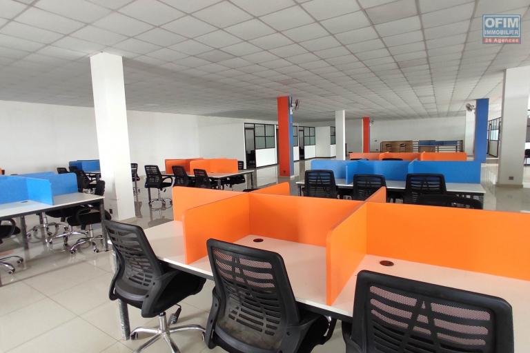 À LOUER – SPACIEUX LOCAL COMMERCIAL OU PROFESSIONNEL DE 1500m2 À ANOSIZATO