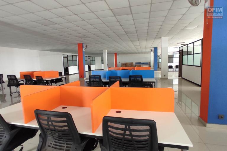 À LOUER – SPACIEUX LOCAL COMMERCIAL OU PROFESSIONNEL DE 1500m2 À ANOSIZATO