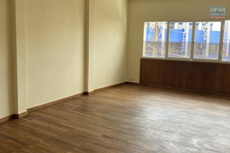 A louer local bureau  de 170M2 en plein centre ville d'analakely. Contact rapide Mr Jacky