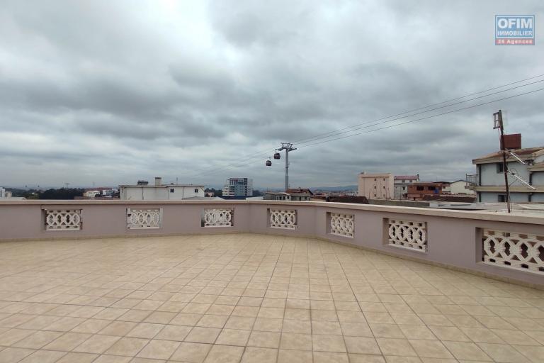 A LOUER un appartement T4 meublé et équipé dans un immeuble sécurisé à 5mn d'ivandry et 7mn d'Ambatobe